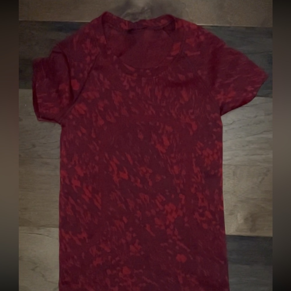 Lululemon Red Print Swiftly Tech Short-Sleeve Shirt 2.0
Waist Length